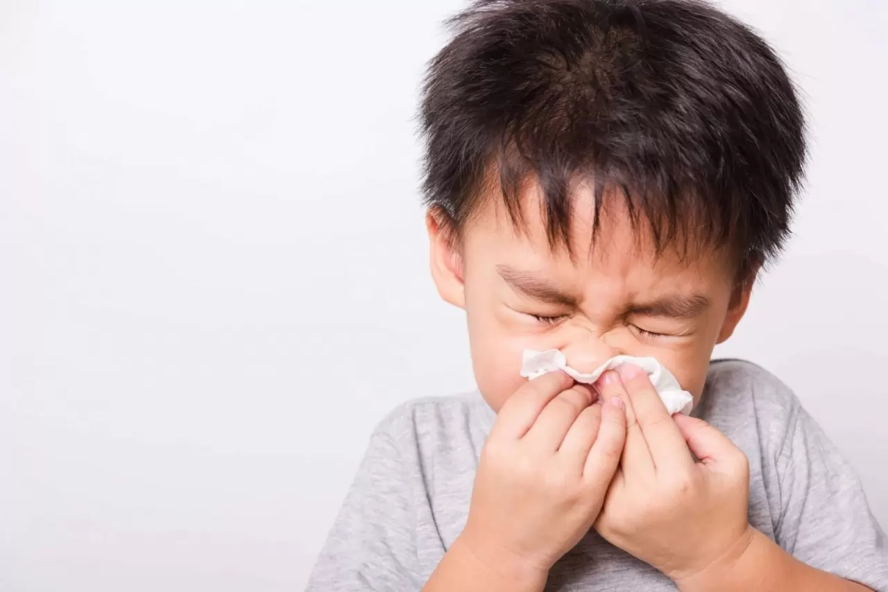 Mùa mưa trẻ dễ cảm lạnh? Cách dùng tinh dầu tràm đúng cách cho bé