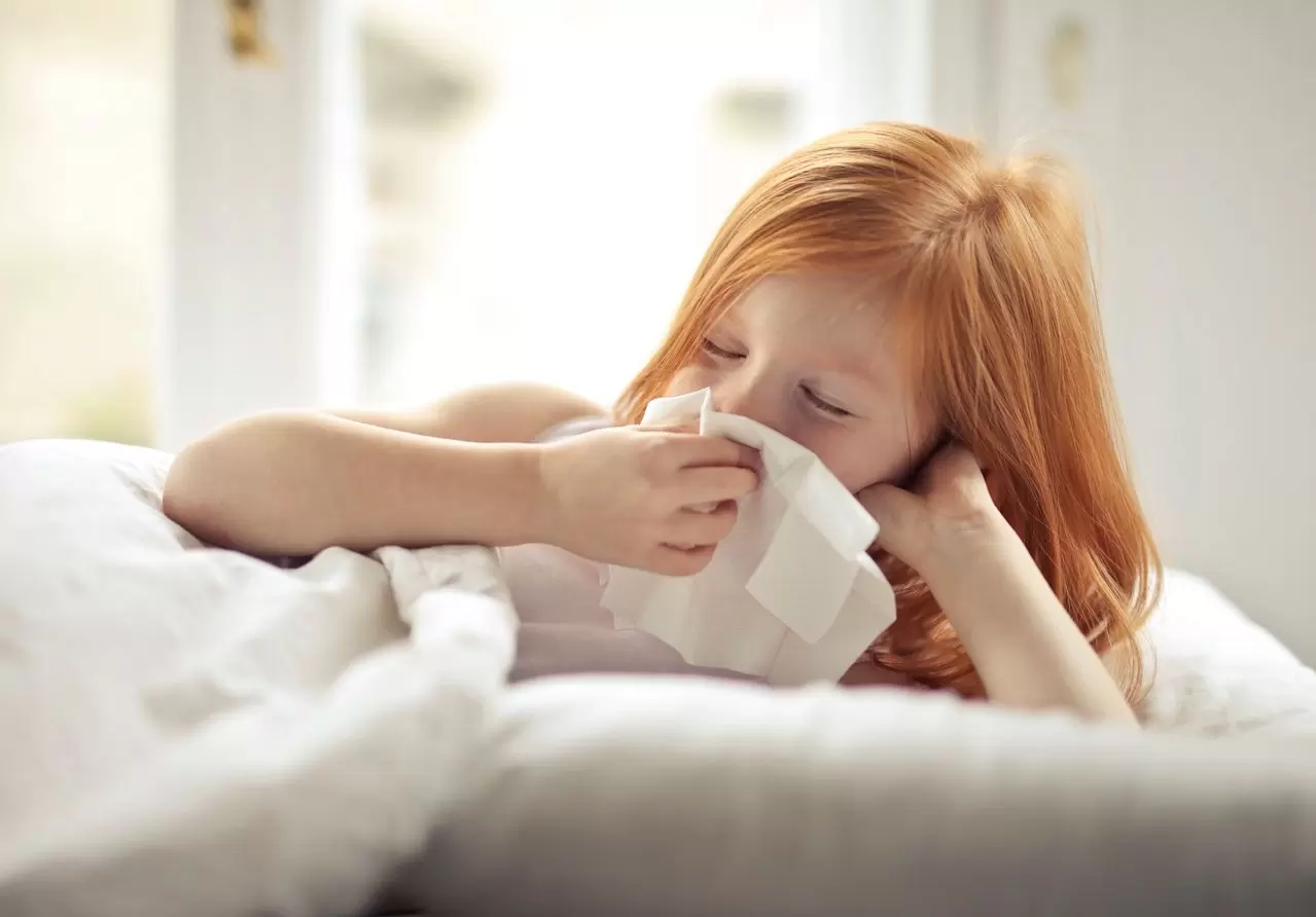 Mùa mưa trẻ dễ cảm lạnh? Cách dùng tinh dầu tràm đúng cách cho bé