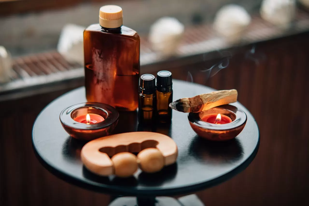 Tinh Dầu Và Hương Liệu Khác Nhau Thế Nào? Bảng So Sánh & Mẹo Phân Biệt
