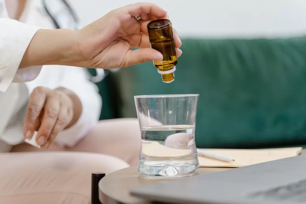 Tinh Dầu Có Tan Trong Nước Không? Hướng Dẫn Cách Hòa Tan Và Xông Phòng Đúng Cách