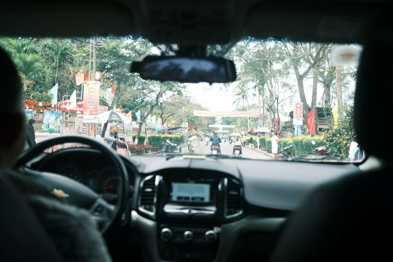Có Nên Dùng Tinh Dầu Trong Xe Hơi? Lưu Ý & Hướng Dẫn Sử Dụng Đúng Cách