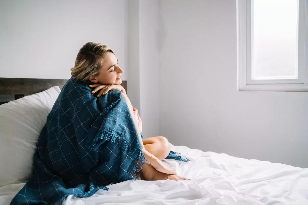 Dùng Tinh Dầu Trong Phòng Máy Lạnh Khi Ngủ Có Tốt Không? Hướng Dẫn An Toàn